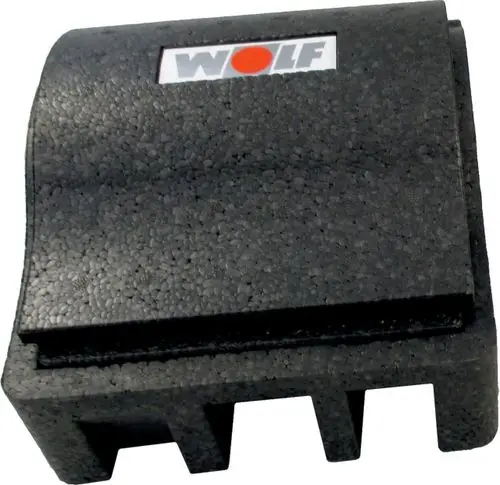 Wärmedämmschale für eine Solarpumpengruppe, in schwarzem Material, mit der Marke Wolf logo. Die Schale hat eine angepasste Form zur Isolierung von Rohrleitungen.